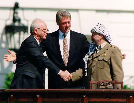 Isaac Rabin, Bill Clinton e Yasser Arafat durante a assinatura dos Acordos de Oslo na Casa Branca em 13 de setembro de 1993 - Foto: Wikipedia - Domínio Público