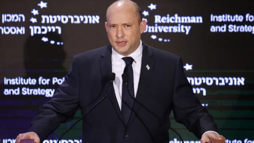 JACK GUEZ / AFP O primeiro ministro de Israel, Naftali Bennett, fala no Instituto de Política e Estratégia da Universidade Reichman na cidade costeira mediterrânea de Herzliya, Israel, em 23 de novembro de 2021.