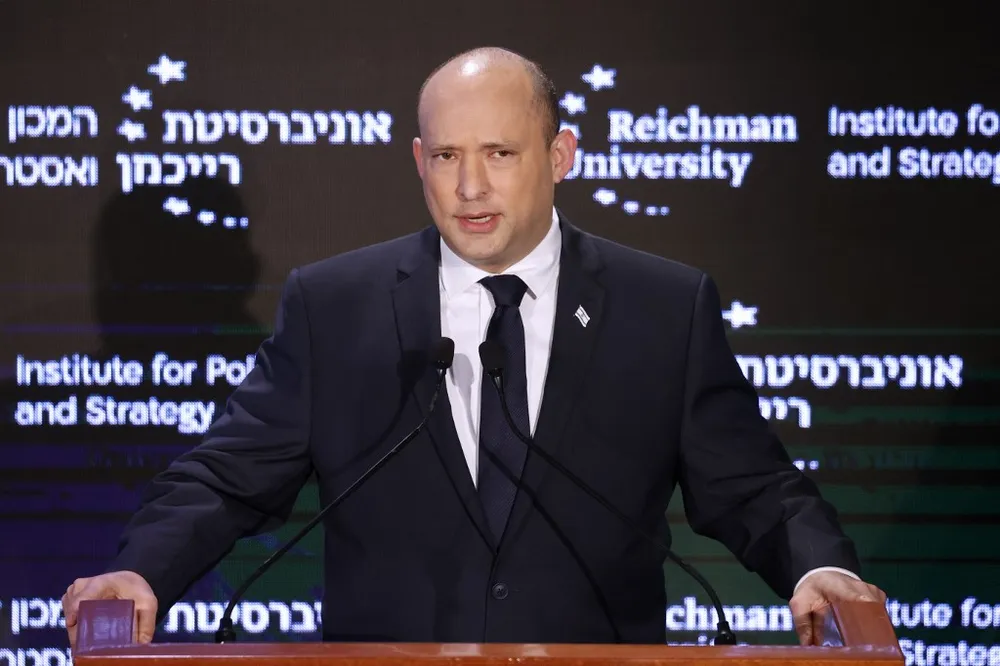 JACK GUEZ / AFP O primeiro ministro de Israel, Naftali Bennett, fala no Instituto de Política e Estratégia da Universidade Reichman na cidade costeira mediterrânea de Herzliya, Israel, em 23 de novembro de 2021.