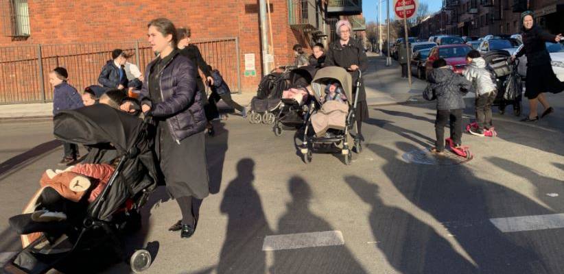 Mulheres judias ortodoxas empurrando carrinhos de bebê no Brooklyn, NY (AP / Wong Maye-E)