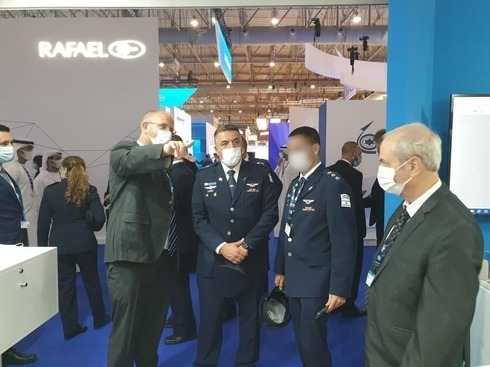 O comandante da Força Aérea de Israel, Major General Amikam Norkin, visita o Dubai Airshow no domingo. ( Unidade de porta-voz da IDF )