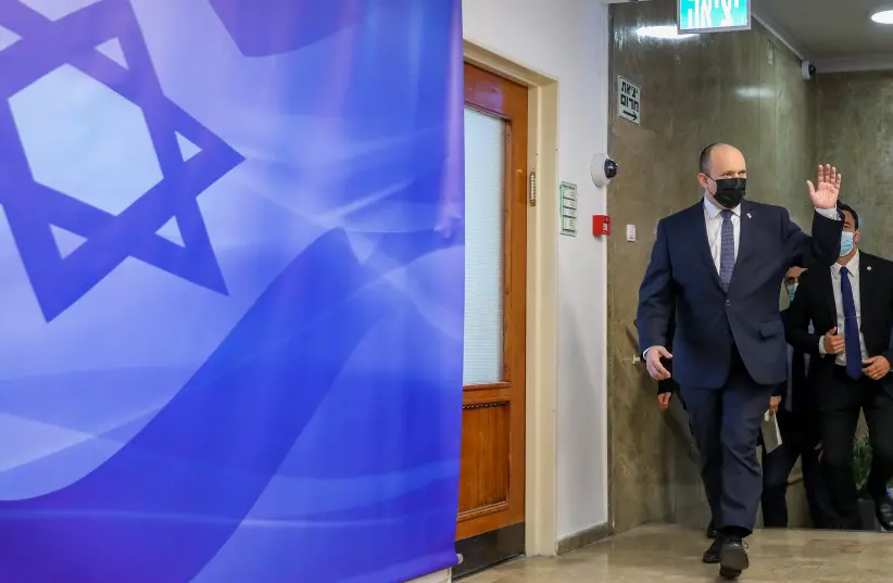 O primeiro-ministro Naftali Bennett chega para uma reunião de gabinete no gabinete do primeiro-ministro em Jerusalém em 28 de novembro de 2021. (crédito da foto: MARC ISRAEL SELLEM / POOL)