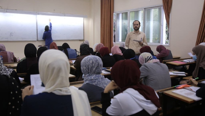 O professor Refaat Alareer lecionando para seus alunos de graduação em literatura na Universidade Islâmica da Cidade de Gaza. Crédito...Samar Abu Elouf para o The New York Times