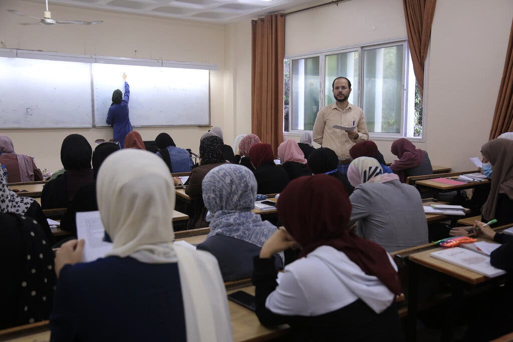 O professor Refaat Alareer lecionando para seus alunos de graduação em literatura na Universidade Islâmica da Cidade de Gaza. Crédito...Samar Abu Elouf para o The New York Times