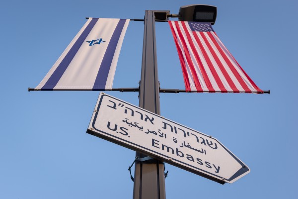 Uma placa do lado de fora da embaixada dos Estados Unidos em Jerusalém. (Shutterstock)