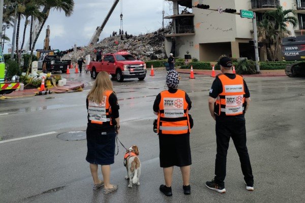 Voluntários da United Hatzalah de Israel em Surfside, Flórida, em 8 de julho de 2021. (United Hatzalah)