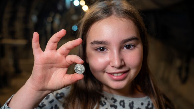 Liel Krutokop, 11, com a moeda de 2.000 anos que ela encontrou. (Foto: Yaniv Berman / Cidade de David e Autoridade de Antiguidades de Israel)