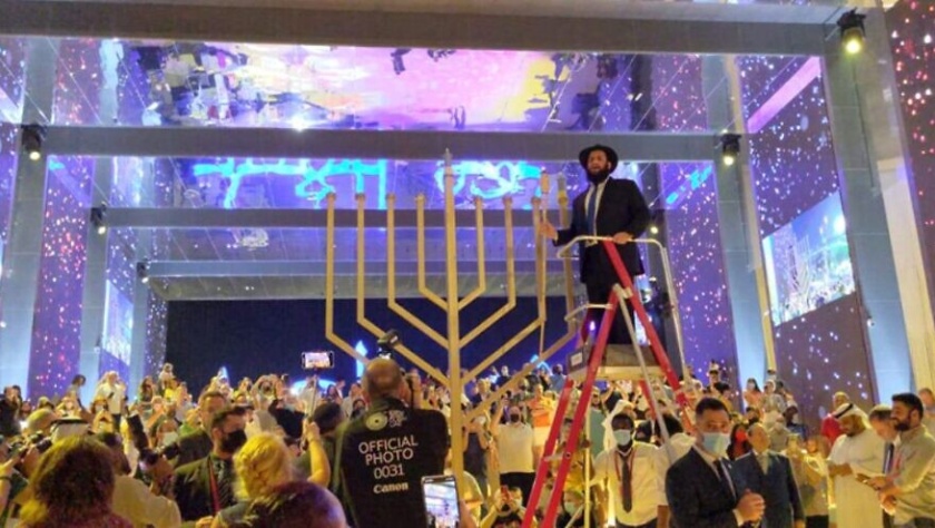 Rabino Levi Druchman acende a menorá de Hanukkah no pavilhão israelense na EXPO 2020 em Dubai, 28 de novembro de 2021. (Crédito: Comunidade judaica dos Emirados Árabes Unidos)