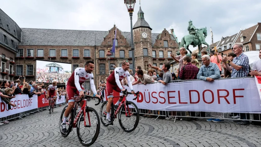 Pilotos desfilam pelo centro histórico de Düsseldorf antes do início do Tour de France em Düsseldorf, Alemanha, em 29 de junho de 2017 (Cidade de Duesseldorf / Uwe Schaffmeister via AP Images Os)