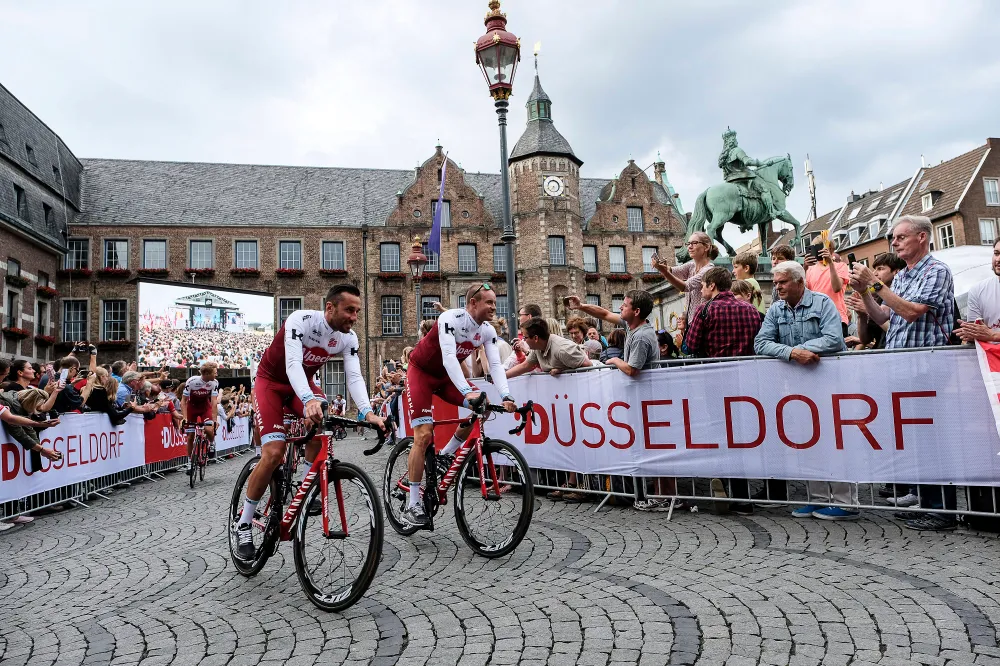 Pilotos desfilam pelo centro histórico de Düsseldorf antes do início do Tour de France em Düsseldorf, Alemanha, em 29 de junho de 2017 (Cidade de Duesseldorf / Uwe Schaffmeister via AP Images Os)