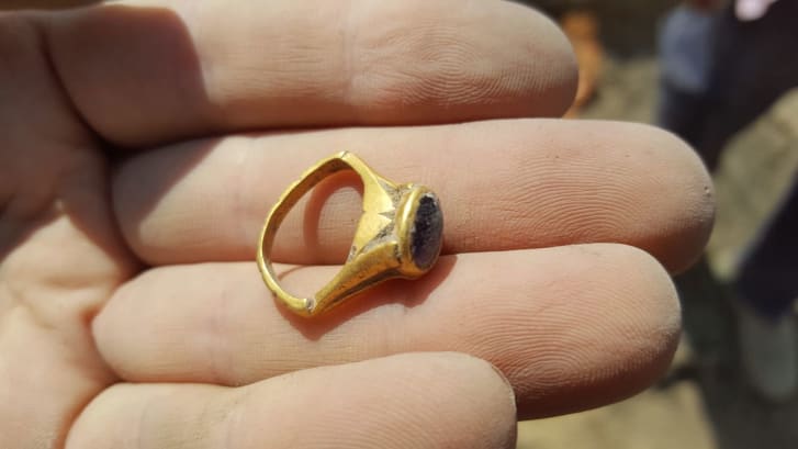 O anel foi descoberto durante a escavação em Yavne, uma cidade no centro de Israel. (Crédito: Eliahu Valdaman / Autoridade de Antiguidades de Israel)