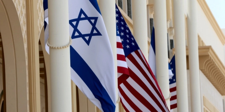 Uma bandeira israelense e uma americana hasteada no Aeroporto Internacional de Abu Dhabi, antes da chegada de autoridades israelenses e americanas, em Abu Dhabi, Emirados Árabes Unidos, 31 de agosto de 2020. (Foto: Reuters / Christoper Pike.)