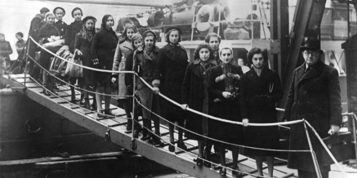 A chegada de crianças refugiadas judias a Londres, fevereiro de 1939. (Foto: Wikimedia Commons.)