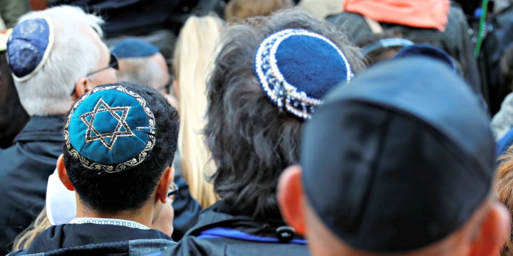 Uma “manifestação kippah” em Berlim em abril de 2018 expressando solidariedade com a comunidade judaica da Alemanha. (Foto: Reuters / Fabrizio Bensch)