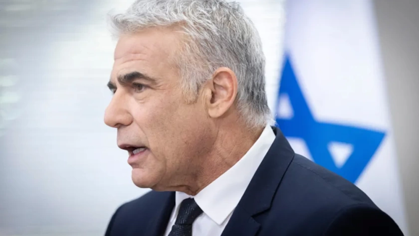 O ministro das Relações Exteriores de Israel, Yair Lapid, fala durante uma reunião de facções no Knesset, o parlamento de Israel, em Jerusalém, em 6 de dezembro de 2021 (Olivier Fitoussi / Flash90)