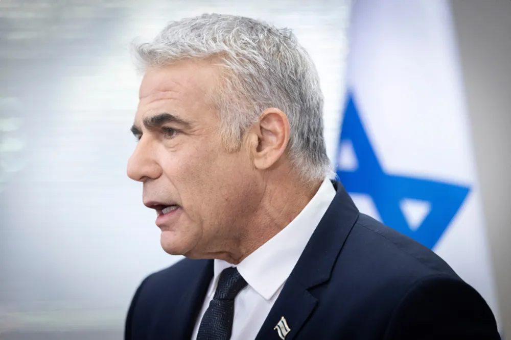 O ministro das Relações Exteriores de Israel, Yair Lapid, fala durante uma reunião de facções no Knesset, o parlamento de Israel, em Jerusalém, em 6 de dezembro de 2021 (Olivier Fitoussi / Flash90)