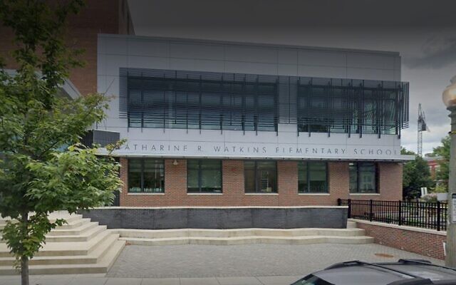A Watkins Elementary School em Washington DC, onde crianças da 3ª série foram feitas para reconstituir cenas do Holocausto em dezembro de 2021 Screencapture / Google Maps)