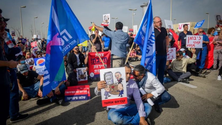 Avshalom Sassoni / Flash90 Trabalhadores do setor de turismo protestam em frente ao Aeroporto Internacional Ben Gurion, em Israel, em 13 de dezembro de 2021.