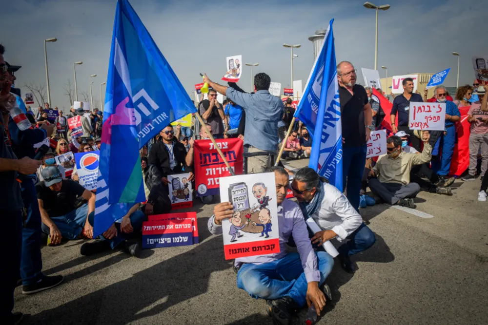 Avshalom Sassoni / Flash90 Trabalhadores do setor de turismo protestam em frente ao Aeroporto Internacional Ben Gurion, em Israel, em 13 de dezembro de 2021.