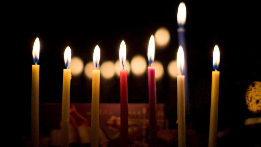 Uma menorá de Hanukkah em Jerusalém, 16 de dezembro de 2020. Foto de Yonatan Sindel / Flash90.