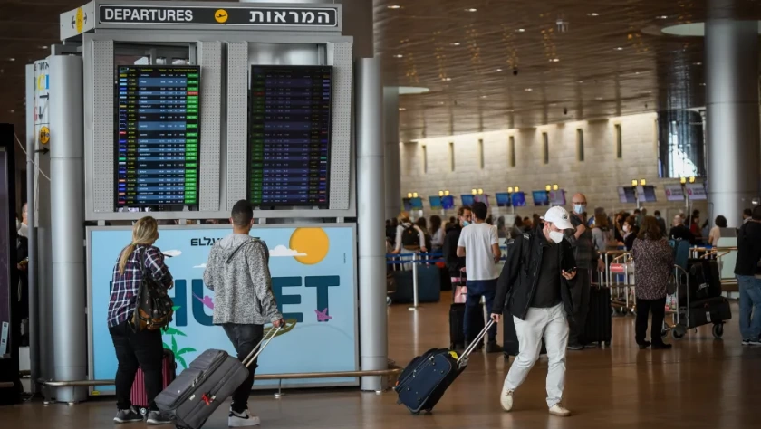 Foto de Flash90 Travelers vista no Aeroporto Internacional Ben Gurion, em 29 de novembro de 2021.