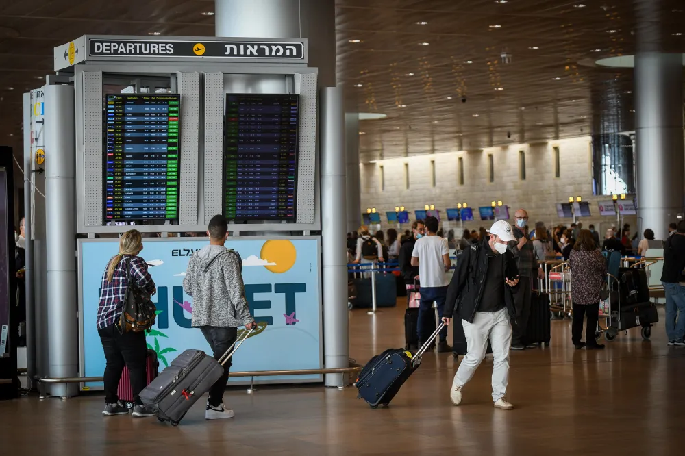 Foto de Flash90 Travelers vista no Aeroporto Internacional Ben Gurion, em 29 de novembro de 2021.