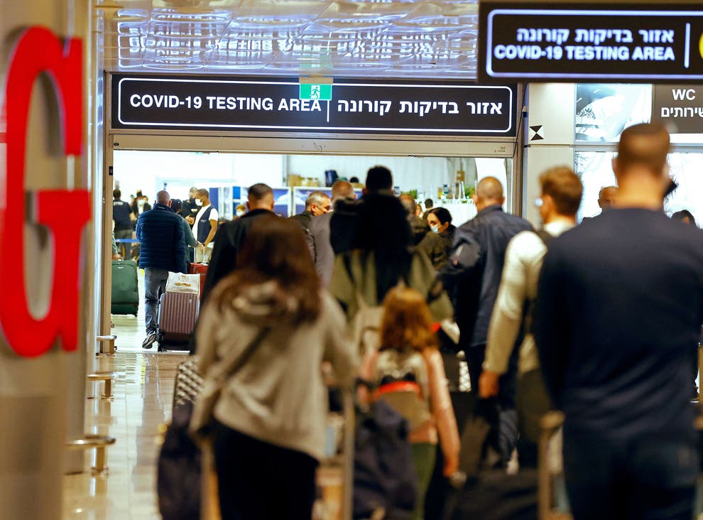 Os passageiros caminham com suas bagagens ao chegarem ao aeroporto Ben Gurion de Israel (AFP via Getty Images)