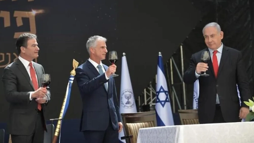 Kobi Gideon / GPO O ex-primeiro ministro de Israel Benjamin Netanyahu (R) com o chefe cessante do Mossad Yossi Cohen (L) e o novo chefe do Mossad David Barnea em Jerusalém, em 31 de maio de 2021.