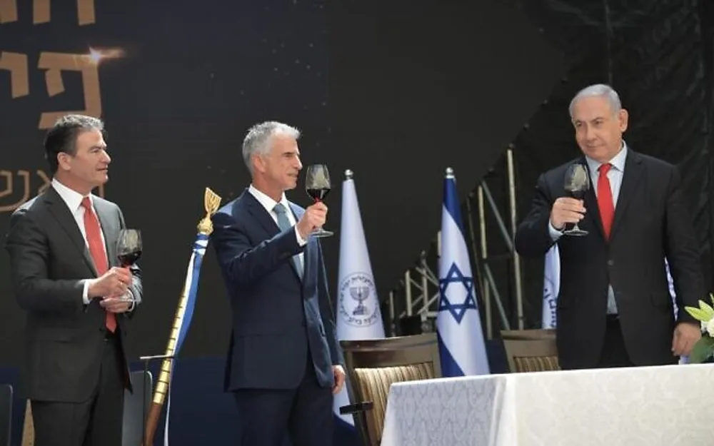 Kobi Gideon / GPO O ex-primeiro ministro de Israel Benjamin Netanyahu (R) com o chefe cessante do Mossad Yossi Cohen (L) e o novo chefe do Mossad David Barnea em Jerusalém, em 31 de maio de 2021.