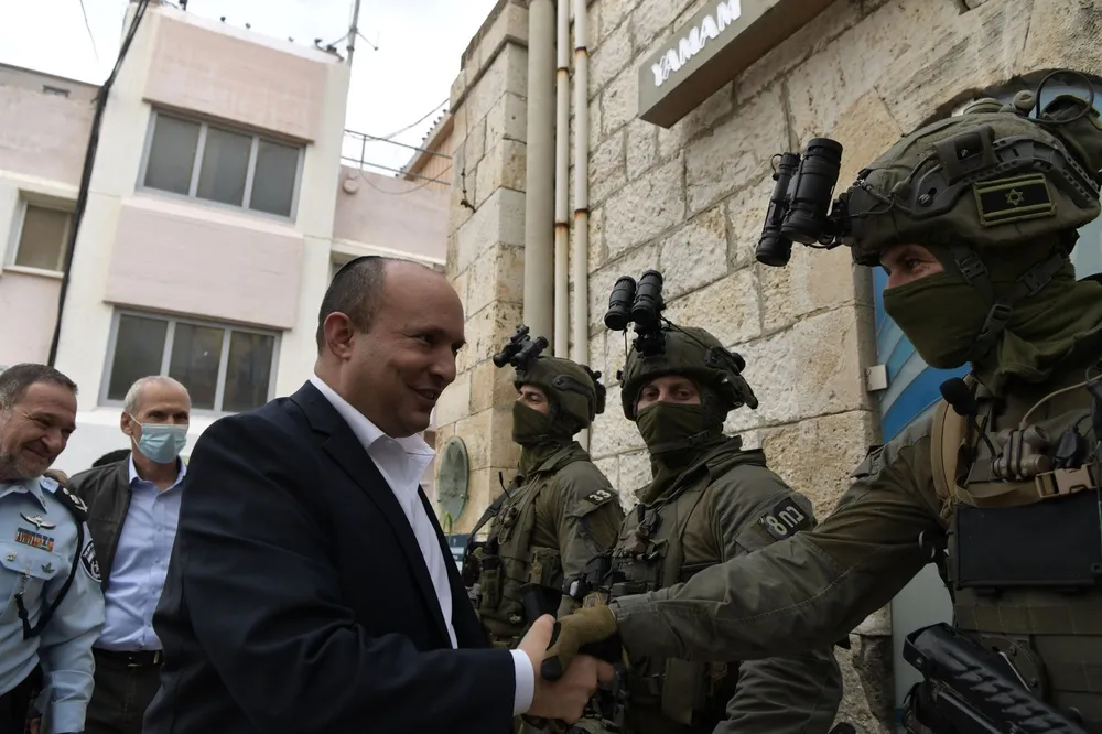 Kobi Gideon / GPO Primeiro Ministro de Israel, Naftali Bennett, reunido com policiais do YAMAM em Israel, 1 de dezembro de 2021.