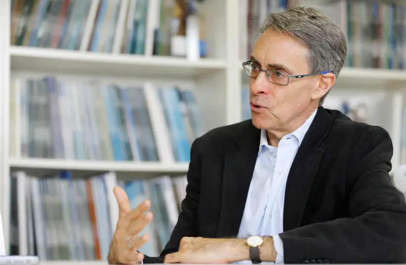 O Diretor Executivo da Human Rights Watch, Kenneth Roth, fala durante uma entrevista à Reuters em Genebra, Suíça, 9 de abril de 2018