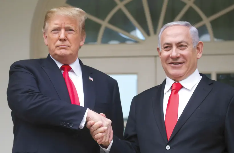 O PRESIDENTE DOS EUA, Donald Trump, aperta a mão do primeiro-ministro Benjamin Netanyahu enquanto eles posam no Rose Garden da Casa Branca esta semana (crédito da foto: REUTERS / LEAH MILLIS)