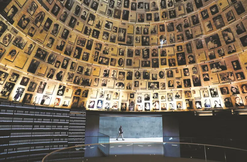 O SALÃO de Nomes no Centro de Lembrança do Holocausto Mundial Yad Vashem em Jerusalém, 20 de abril de 2020