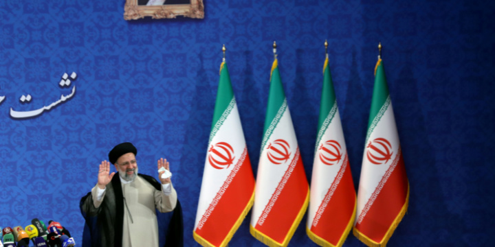 O presidente eleito do Irã, Ebrahim Raisi, gesticula em entrevista coletiva em Teerã, Irã, em 21 de junho de 2021. Majid Asgaripour WANA (West Asia News Agency) via REUTERS