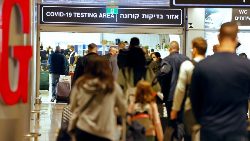 Os passageiros caminham com suas bagagens ao chegarem ao aeroporto Ben Gurion de Israel