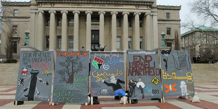 Um 'muro do apartheid' anti-Israel em exibição na Universidade de Columbia durante a Semana do Apartheid em 2017. Foto: Facebook.