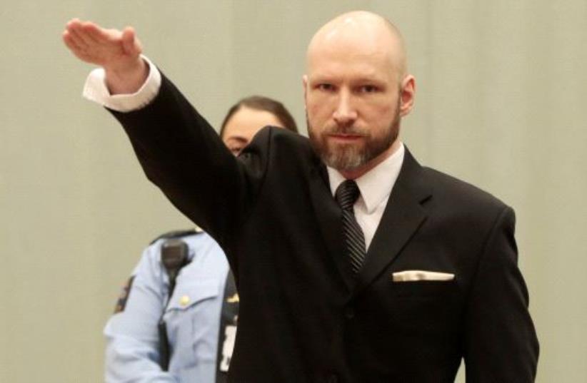 Anders Behring Breivik levanta a mão direita durante o processo de apelação no Tribunal de Apelação de Borgarting na prisão de Telemark em Skien