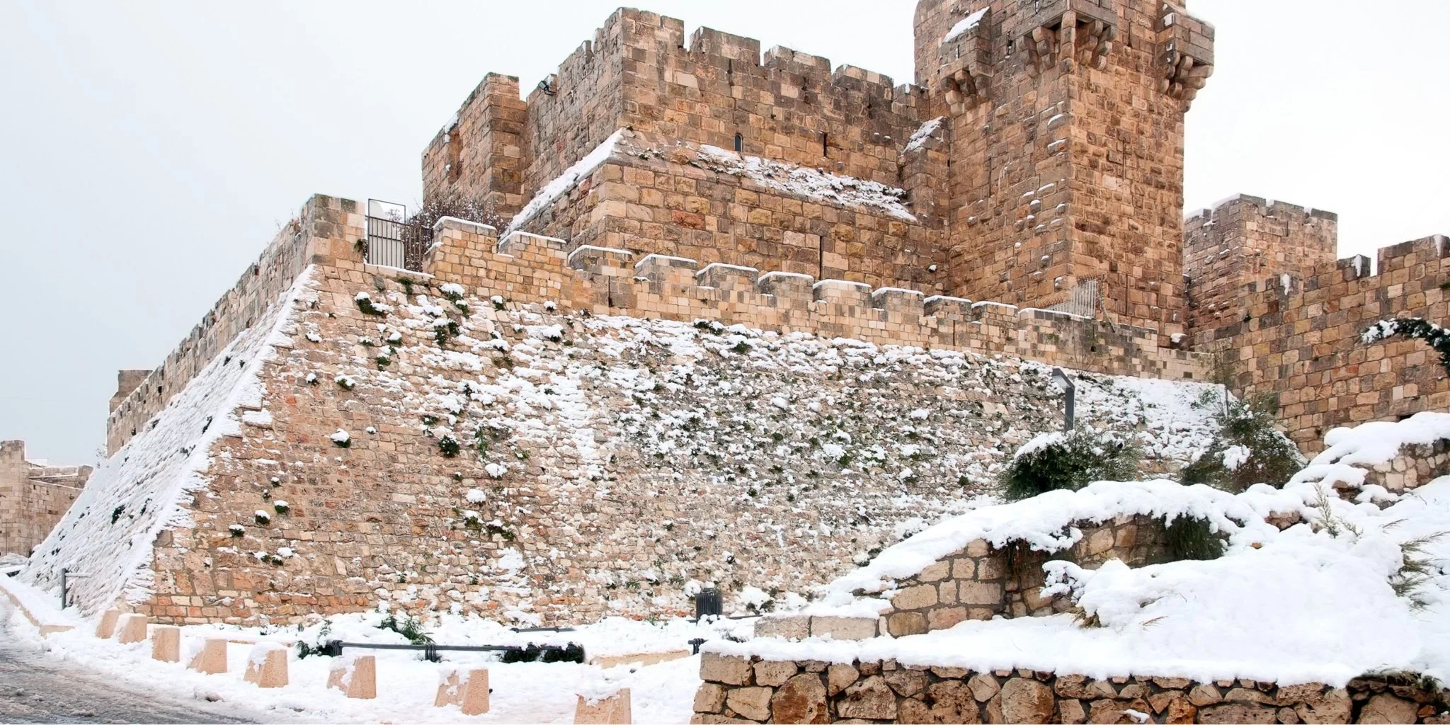 Jerusalém coberta de neve. Foto Twitter IsraelInChile