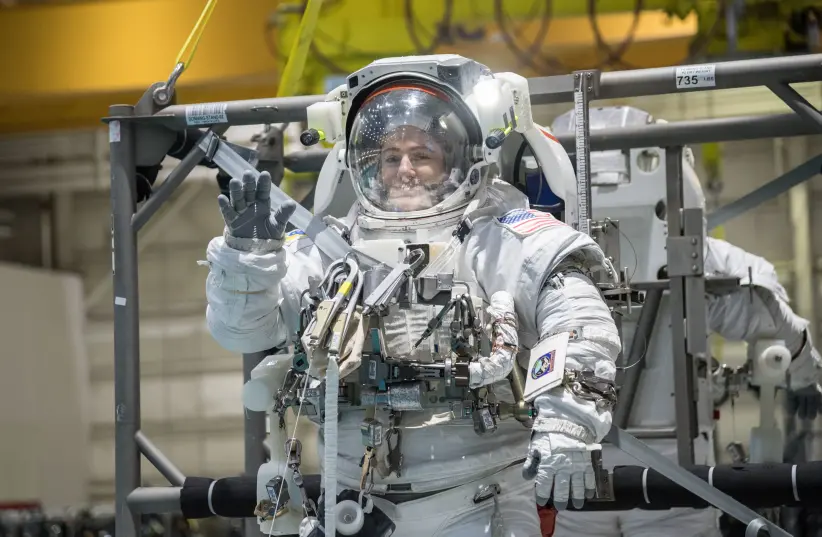 Jessica Meir se prepara para ser submersa no Laboratório de Flutuabilidade Neutra de 6,2 milhões de galões da NASA para treinamento de caminhada espacial
