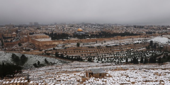Neve é ​​vista sobre Jerusalém, 18 de fevereiro de 2021. REUTERS Ronen Zvulun