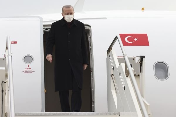 O presidente turco Recep Tayyip Erdogan chega à Albânia, 17 de janeiro de 2022. (APFranc Zhurda)