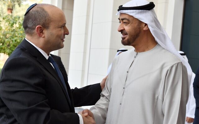 O primeiro-ministro Naftali Bennett (à esquerda) se encontra com o príncipe herdeiro dos Emirados Árabes Unidos Mohammed bin Zayed Al Nahyan no palácio de Abu Dhabi em 13 de dezembro de 2021. (Haim ZachGPO)