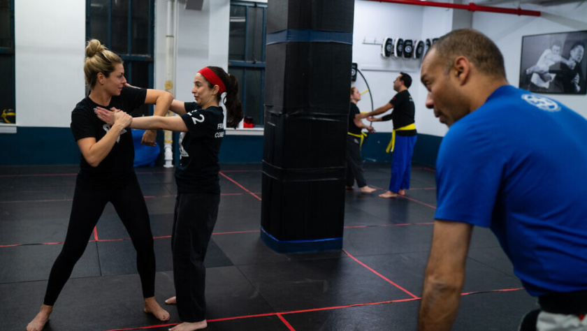 Os alunos treinam Krav Maga através do programa Legion Self Defense na cidade de Nova York. (Luke Tress Times of Israel)