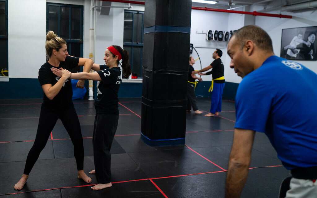 Os alunos treinam Krav Maga através do programa Legion Self Defense na cidade de Nova York. (Luke Tress Times of Israel)
