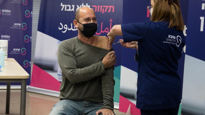 Paciente transplantado de coração Ishai Eilat recebe quarta dose da vacina contra o coronavírus