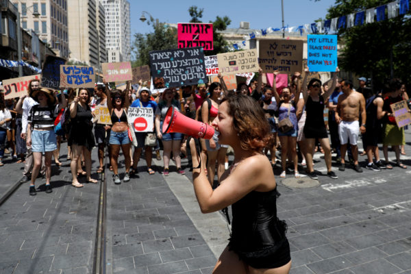 Participantes em um protesto contra a violência de gênero em Jerusalém. - Foto: REUTERS / Ronen Zvulun