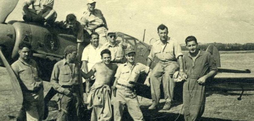 Pilotos americanos que se ofereceram como voluntários para Israel durante a Guerra da Independência de 1948. A história dos pilotos é documentada no novo filme de Nancy Spielberg, 'Above and Beyond'.