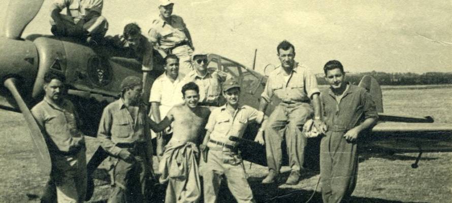 Pilotos americanos que se ofereceram como voluntários para Israel durante a Guerra da Independência de 1948. A história dos pilotos é documentada no novo filme de Nancy Spielberg, 'Above and Beyond'.