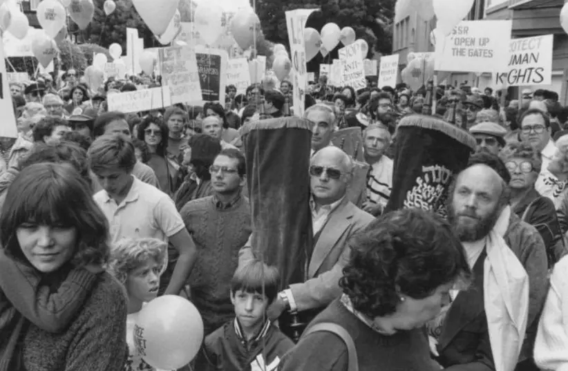 REUNIÃO PARA Judeus soviéticos nos EUA, Simhat Torah, 1983. (Crédito da foto: PICRYL)