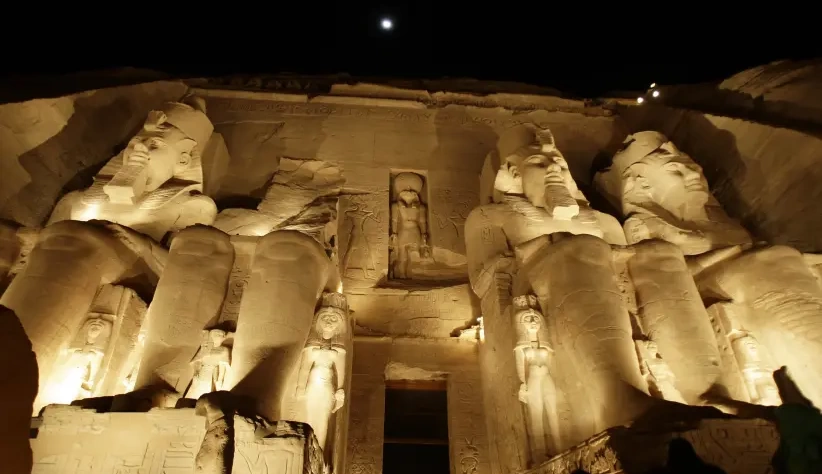 Turistas observam o templo de Abu Simbel, de 3.200 anos, durante um show diário de som e luz, na véspera do aniversário da coroação do faraó Ramsés II
